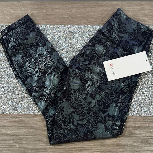 lululemon athletica Pants - Lululemon Wunder Under HIGH RISE Tight 25" Shine Logo Black Foil size 6 NWT